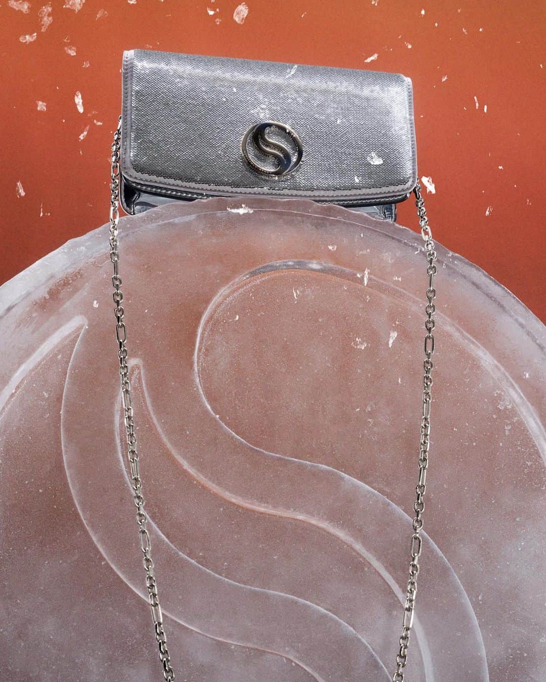 ステラ・マッカートニーのインスタグラム：「STELLABRATION: Made to look good all night – and for years to come. Stellabrate the festive season with our #SWave, crafted from #vegan and recycled materials.  Tap to shop #StellaHoliday and at link in bio.  #StellaMcCartney #StellaSpring24 #crueltyfree」