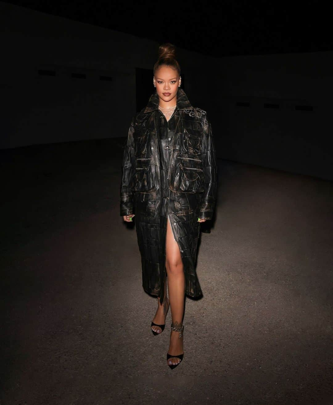 プラダさんのインスタグラム写真 - (プラダInstagram)「Rihanna wore a full #PradaSS24 look composed of cocoon coat in patchwork patinated leather paired with a gilet in patchwork patinated leather hand-embroidered with crystal, chain and studs while attending the F1 event in Las Vegas.   #PradaPeople #Formula1 @badgalriri @f1」11月21日 22時00分 - prada