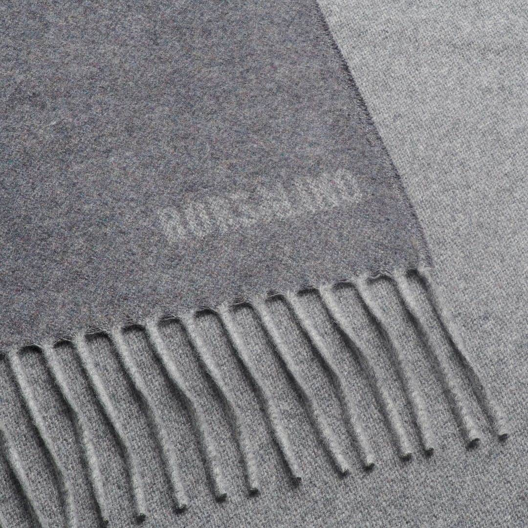 ボルサリーノさんのインスタグラム写真 - (ボルサリーノInstagram)「Grey is the new black. Wrap up this season with a stylish Borsalino FW23 soft accessory scarf in dreamy chic silver cloud grey.  Shop  more now on www.borsalino.com」11月21日 22時00分 - borsalino_world