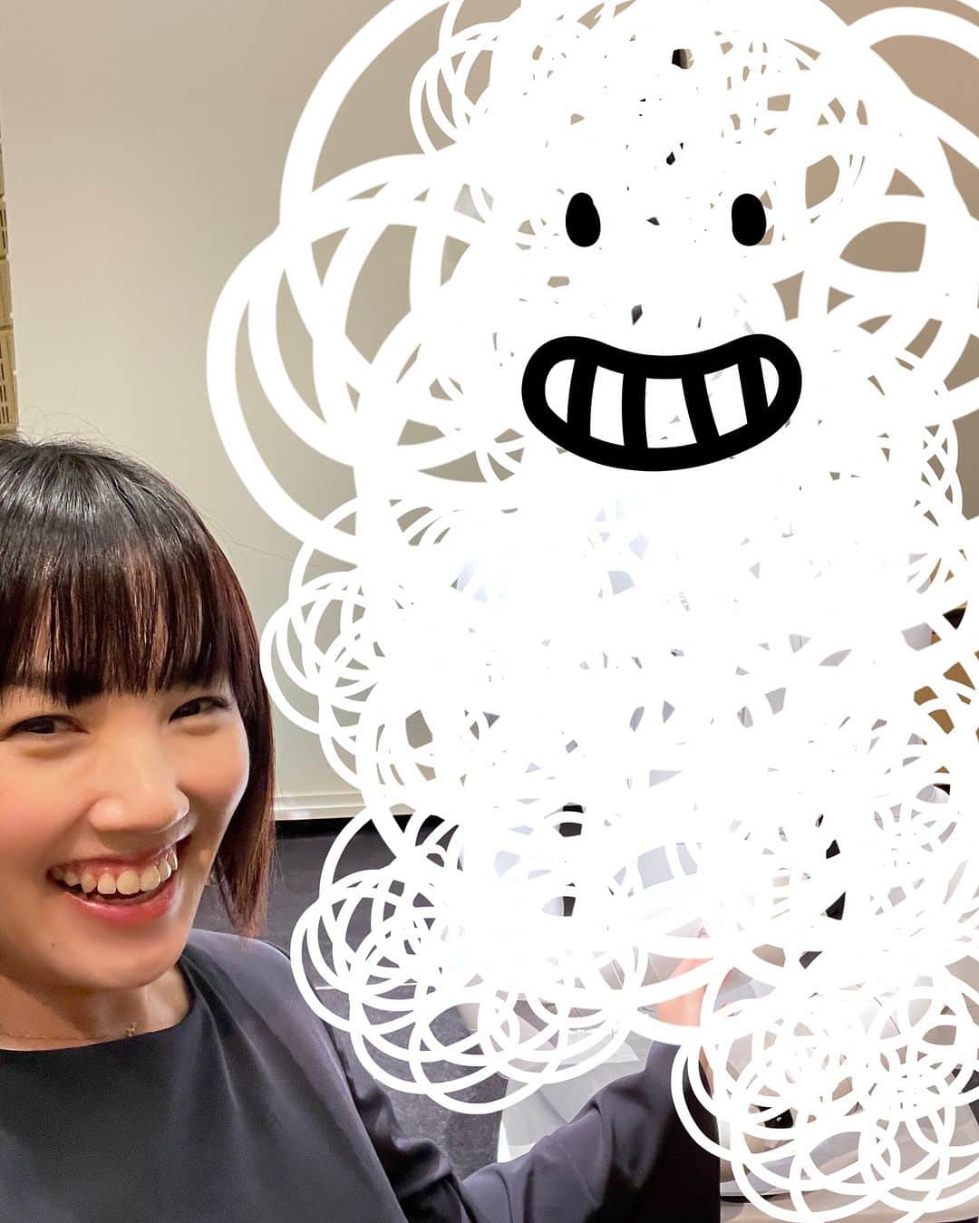 のインスタグラム：「みなさんこんばんは🌛 今日も飲んでますか？？酔い子の味方、ビールおねえさん古賀麻里沙です。  最近のお仕事をチラ見せ。 企業セミナーの司会をさせていただきました🎤SDGsににおけるビジネスチャンスやエコマーク取得のお話、海外の人材雇用についてなどなど、為になるお話が満載でした📖✏️  まだお姿をお見せできないロボットくんとパシャリ📸🤖流暢におしゃべりできる優秀なロボットでしたよ。司会のお仕事をいつか奪われるんじゃないかとヒヤヒヤ。担当者の方にそれをお伝えしてみたら、「ロボットは冗談が言えないので人の司会の代わりはできません」とのこと。まだまだ人間司会の需要はありそうです。ん？ジョークスキルを磨けっていうメッセージが暗に込められてたのか？  #今宵のご褒美ール #ビール #クラフトビール #ビール女子 #ご褒美ール #今宵のご褒美ール  #啤酒 #beer #craftbeer #乾杯 #生ビール」