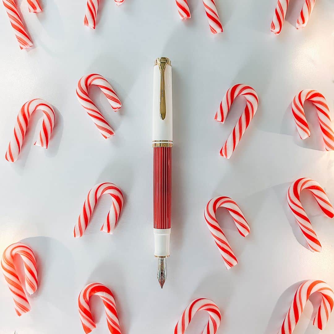 ペリカンさんのインスタグラム写真 - (ペリカンInstagram)「🎅🍭 Penning down holiday dreams, one candy cane at a time! This red and white striped Souverän M600 fountain pen is the perfect blend of festive flair and timeless style. Let's make this season's wishes as sweet as candy canes! 📜🍬   #CandyCaneDreams #SouveränRedWhite #PelikanPassion」11月21日 22時00分 - pelikan_passion