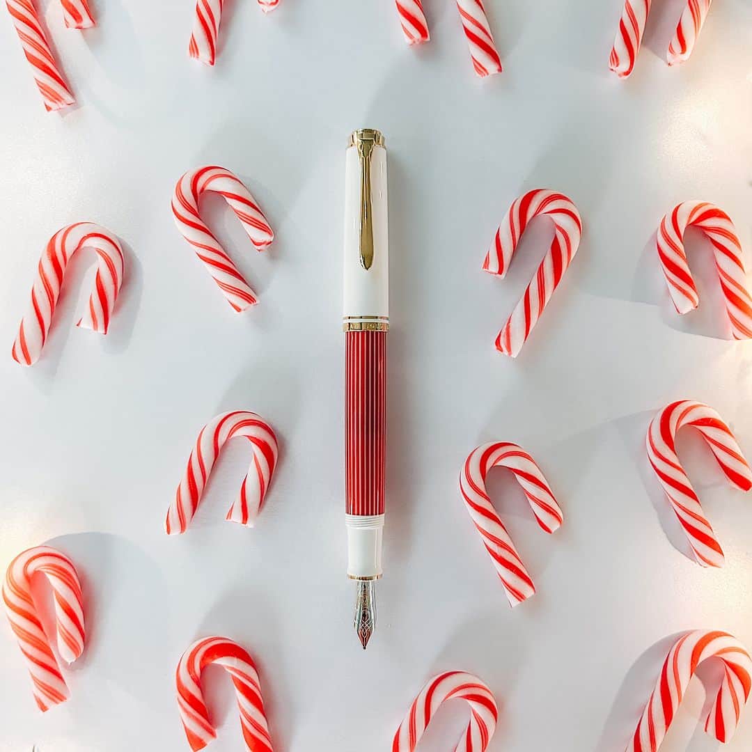 ペリカンのインスタグラム：「🎅🍭 Penning down holiday dreams, one candy cane at a time! This red and white striped Souverän M600 fountain pen is the perfect blend of festive flair and timeless style. Let's make this season's wishes as sweet as candy canes! 📜🍬   #CandyCaneDreams #SouveränRedWhite #PelikanPassion」