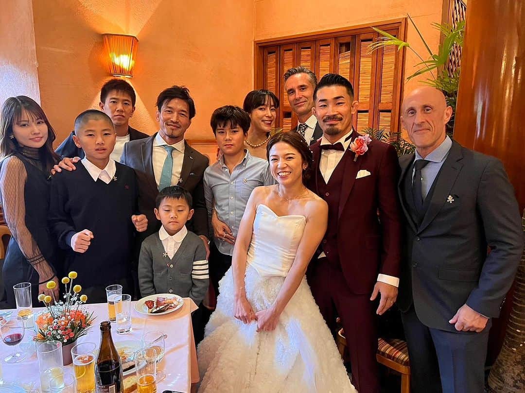 宮田和幸のインスタグラム：「一番弟子芦田崇宏の結婚パーティー🎉 ようやく写真が手に入ったので遅くなりましたがアップします。 おめでとう！  ブレイブ初期メンバーどんどん結婚したりお父さんになったり幸せそうで何よりです😊」