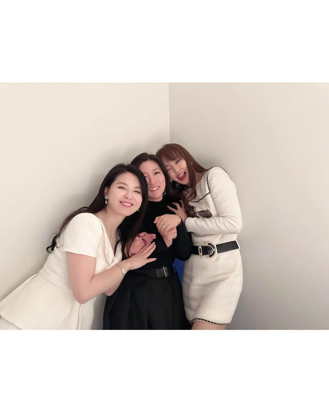 神田うののインスタグラム：「紗代子ちゃん💕直美さん💕との『西麻布3人女子会』🤣  かんださん🥢久々に伺わせて頂きましたが（移転後初めて❣️）杉本博司先生💕が手掛けた現代の日本の『美』がとても素敵な店内となっておりました🪴🖼️✨☺️ センスの良い素敵な空間で素晴らしいお料理を堪能しながら楽し過ぎる時間🤣  かんださん🥢麻布から虎ノ門に移転したので麻布ではなかったですが2次会は西麻布のつばきさん🍷にて。 同じ感覚で色々とお話出来る紗代子ちゃん💕直美さん💕には感謝🩷ありがとー😘  #西麻布会#西麻布3人女子会#女子会#西麻布#3人女子会#かんだ#ミシュラン三つ星#16年連続三つ星#三つ星レストラン#三つ星シェフ#白鵬紗代子 ちゃん#清水直美 さん#神田うの#unokanda#つばき#tsubaki」