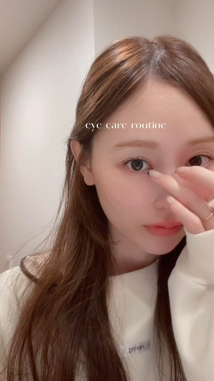 櫻田結子のインスタグラム：「skin care ルーティン♥ ⁡ 目元ケアは自分にとって欠かせないもの◎ 最近、ずっと使っているお気に入りの 目元用シートは @axxzia_jp ⁡ 美容液たっぷりのシートが 目元に密着してぷるぷるの使用感が たまらなくすきです..♡ ⁡ これからの時期、 特に乾燥も進むからしっかりケアを✨ ⁡ ⁡ #美容 #美容ルーティン   #PR #アクシージア #目元パック #目元シート #目元ケア #アイケア #エッセンスシートプレミアムプラス #エッセンスシート #axxzia #アクシージアビューティーアイズ #エッセンスシートプレミアム」