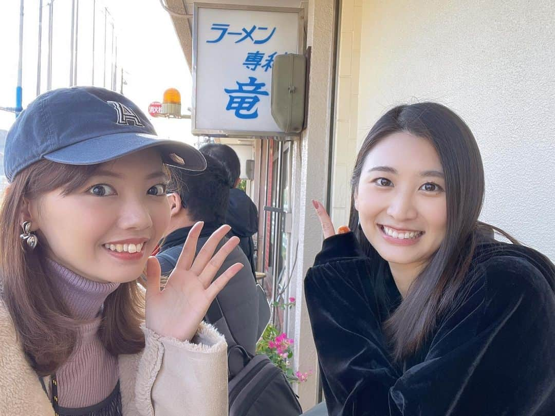 三浦優奈さんのインスタグラム写真 - (三浦優奈Instagram)「2023年11月22日 42年の歴史に幕を下ろす 『ラーメン専科 竜』  閉店前日に行って参りました！  11:00くらいから並んで 店内に入れたのが12:30くらい だいたい1時間半待ちかな？  カトリーナさんと2人で待ってたから 思った以上にあっという間だった🤣🤣  カトリーナさんは立浪和義監督がよく食べているという 桜（冷 辛麺）  私は高田アナウンサーおすすめの 高木守道さんが愛した 椿（ワンタン麺）  #CBCラジオ #ドラ魂キング 趣味コレで詳しくは語っております😊   radikoにてアーカイブ聴取可能です🙆‍♀️  #ラーメン専科竜 #ラーメン竜 #ナゴヤ球場 #ラーメン #rahmen #ドラファン #ドラゴンズ #dragons #中日 #中日ドラゴンズ #ラジオ #radio #radiko #ラジコ #パーソナリティ #ラジオパーソナリティー #ラジオ好きな人と繋がりたい #ラジオ好き  #ラジオ番組 #番組 #番組出演 #名古屋 #ドラゴンズファンと繋がりたい #ドラゴンズ女子 #三浦優奈 #中川区 #名古屋市中川区 #名古屋ラーメン」11月21日 22時07分 - yuna_miura