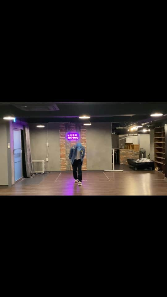 ハ・ミンウ（ミヌ）のインスタグラム：「#BTS #방탄소년단 #달려라방탄 #안무 #커버 #cover #dance」