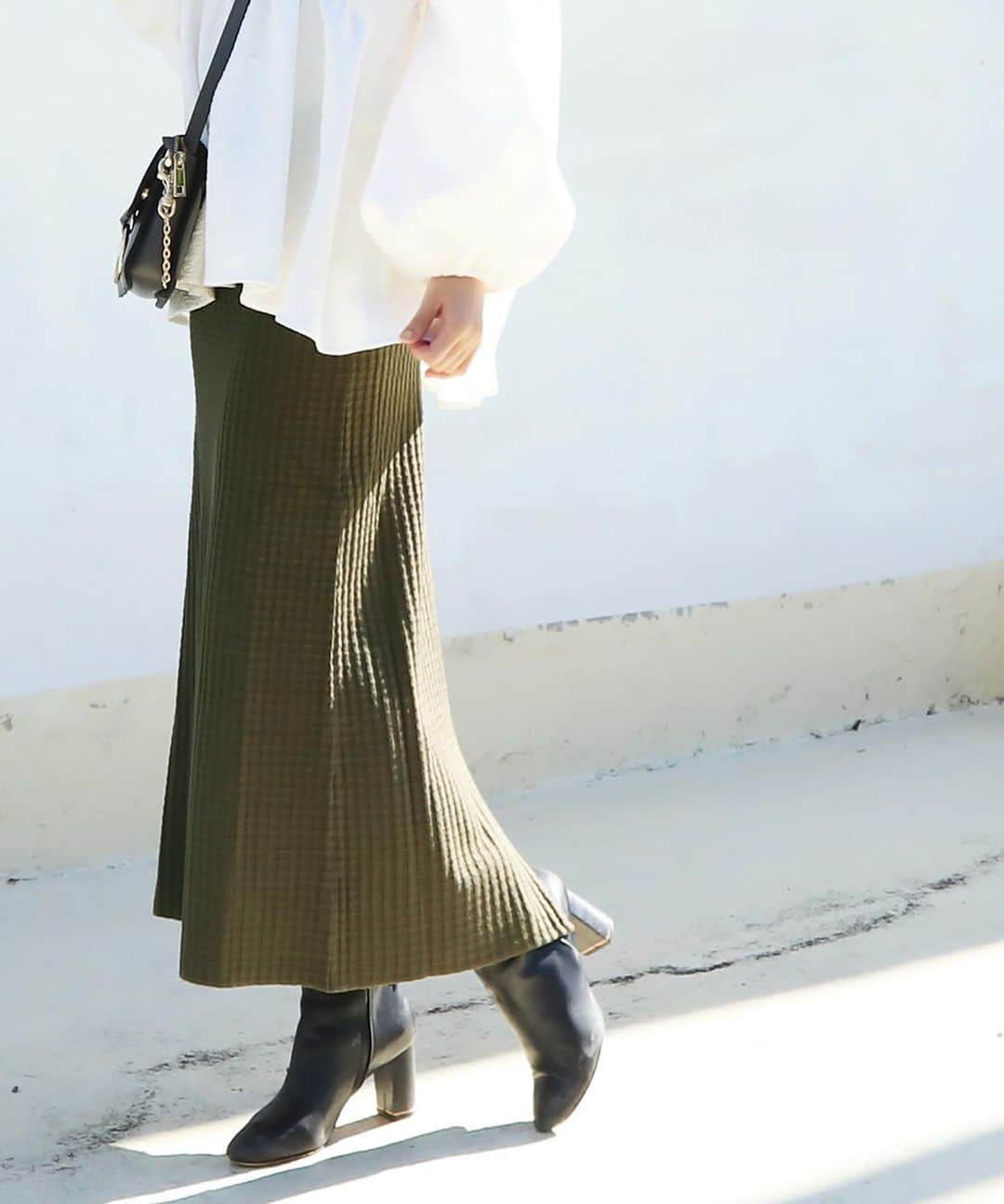 授乳服とマタニティ服ミルクティーのインスタグラム：「「お腹らくちん！凹凸のある豊かな表情がポイント！シルエットが綺麗な産前産後対応ニットナロースカート」  落ち着いた雰囲気のコーディネートを楽しめるマキシ丈のデザインのナロースカート。  シルエットは上品ながら、ポコポコとしたランダムなワッフル編み目がカジュアルさをプラス。  ロングシーズン着用可能な素材感で、ベーシックなデザインだから着回し力も抜群です。  おなか周りは柔らかい素材のニットを使用し、ぐんぐん伸びながら大きくなるお腹を優しく包み込んでしっかりサポート✨  体型の変化に対応するハイウエスト仕様で、妊娠初期から臨月まで安心。 またウエストを折り曲げれば、産後のウエストが戻りきらない時期にも優しくお使いいただけます。」