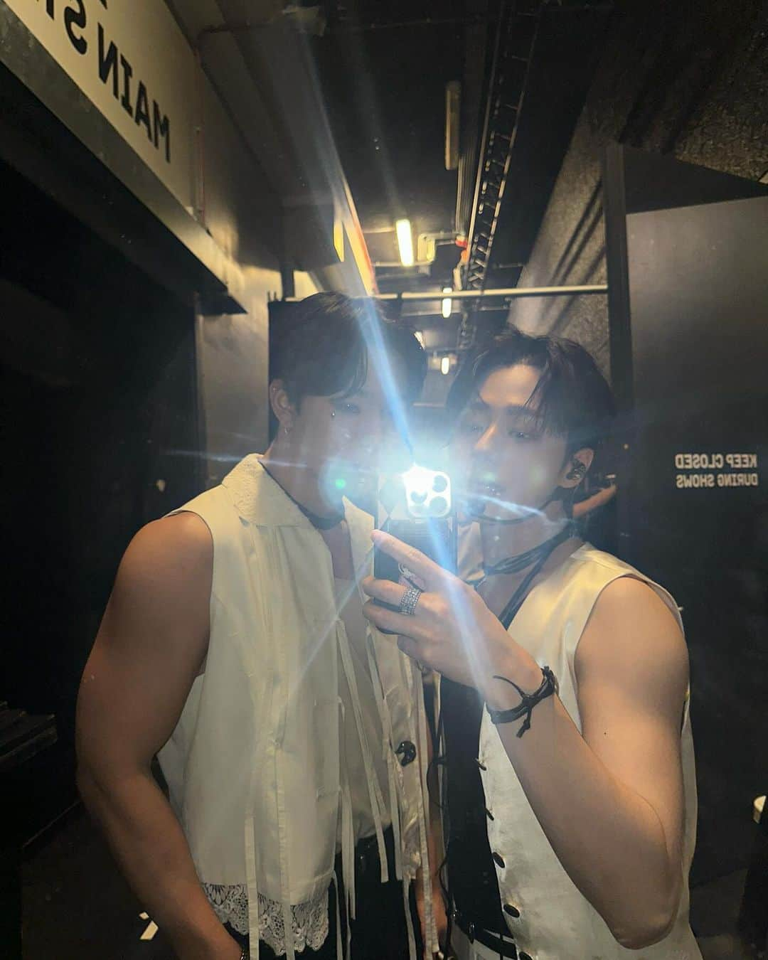 ONEUSのインスタグラム：「. [#환웅] 헬스 트레이너 아니에여💪」