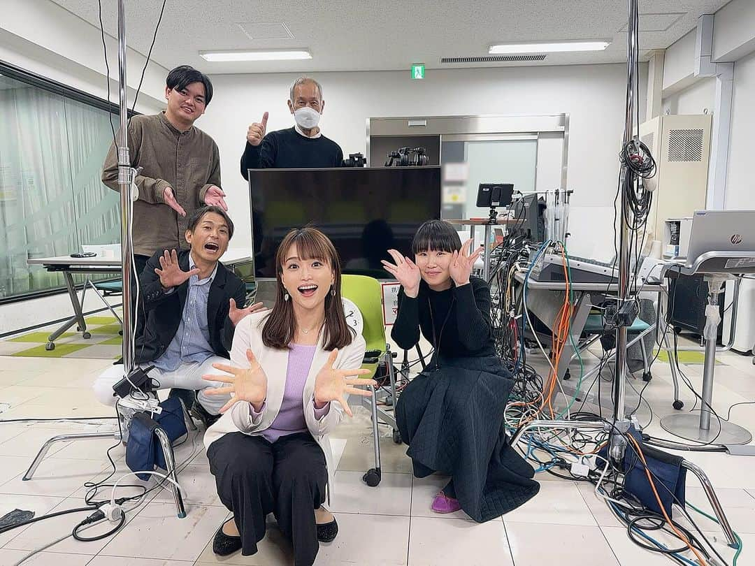 村山千代さんのインスタグラム写真 - (村山千代Instagram)「🤗 本日もありがとうございました！ 収録とライブ配信の２現場の皆様と記念写真🤳 白パンツさんが出演する舞台が今月末に開幕！ (私は行けなくなってしまったのですが、 チケット代は出しました😛) 観たかったなー😭 その後沖縄料理店で乾杯して沖縄土産もらいました。 #日記 #webセミナー #ライブ配信　　 #沖縄料理 #沖縄土産 #ジーマミー豆腐好き #パフェにもジーマミー豆腐入り」11月21日 22時15分 - chiyocolate420