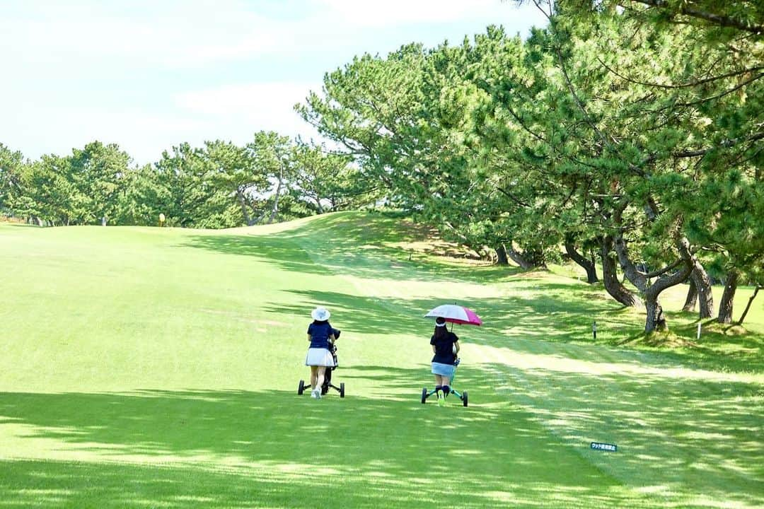 小倉星羅さんのインスタグラム写真 - (小倉星羅Instagram)「⛳️ Our [FAIR] WAY.  Special Round 2023 FALL& WINTER  同じ組になった @mai___kt ちゃんと @7channel_ 💕  ただ #ゴルフが好き ってだけで、 年齢もライフステージが違っても仲良くラウンド🏌️‍♀️  ウェアはたまたまブルーで揃ったね🩵🤍  ミスしても「ナイスショット！」と言ってくれる 2人が可愛かった👱‍♀️💕 ＿＿＿＿＿＿＿＿＿＿＿＿＿＿＿＿＿＿＿＿  どんなプレーも、どんなスタイルも、思うままに。 ただ必要なのは「 #ゴルフが好き 」という気持ちだけ。 ＿＿＿＿＿＿＿＿＿＿＿＿＿＿＿＿＿＿＿＿  #adidas #adidasgolf  #golfwear #アディダスゴルフ #OURFAIRWAY #ずっとゴルフ #giftedbyadidas @adidasgolf  @adidastokyo」11月21日 22時15分 - seira_ogura