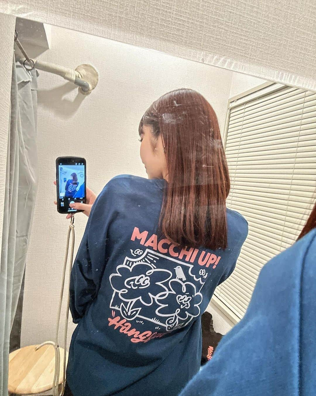 MOMOKAさんのインスタグラム写真 - (MOMOKAInstagram)「@macchi_info  またまた可愛いアイテム着させていただきましたーっ！ 今回はロンT🫶他の写真は公式で見てねー！🧚‍♀️  私163cmで、着てるのSサイズだけど全然ゆるっと着れる！ メンズのSサイズみたいなイメージかな？私普段レディースのMサイズ着ることが多いけどSでもちょうど良さげだった！ てか青ロンTの全身写真、ロゴ写ってなくて誰得？て感じだ思うのですが、横から見た時に袖とか長さが伝わりやすいかなと思って載せてみました😂  色合いどれも可愛すぎて選べないよね😵‍💫 男性でも女性でもどちらにも来ていただけるサイズ＆デザインかと思います☺︎ 素材にもデザインにもとにかくこだわって瑠唯ちゃん作ってましたので、ぜひ皆さまゲットしてくださいね〜っ！」11月21日 22時15分 - momoka_jewel