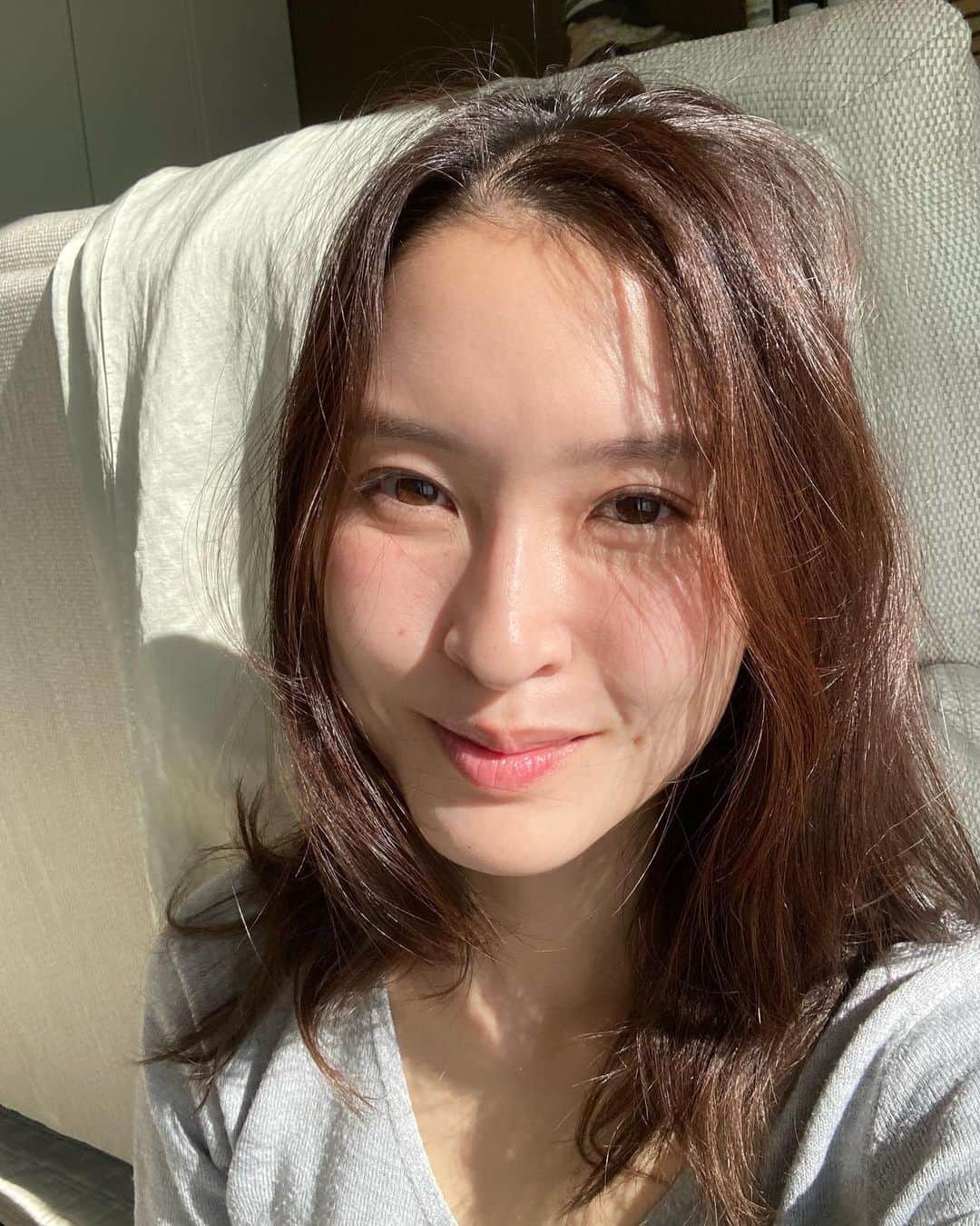 水野瑛さんのインスタグラム写真 - (水野瑛Instagram)「. Daily makeup for work 🐶💄 最近お仕事の時は極力すっぴんに近いメイクをしてます。 マスカラもつけないの、メイクするようになって初めて！ そして自撮りが気になる姉のわんこがフレームイン。笑 . #ナチュラルメイク #ノーファンデ #nofilter」11月21日 22時08分 - 4aki15