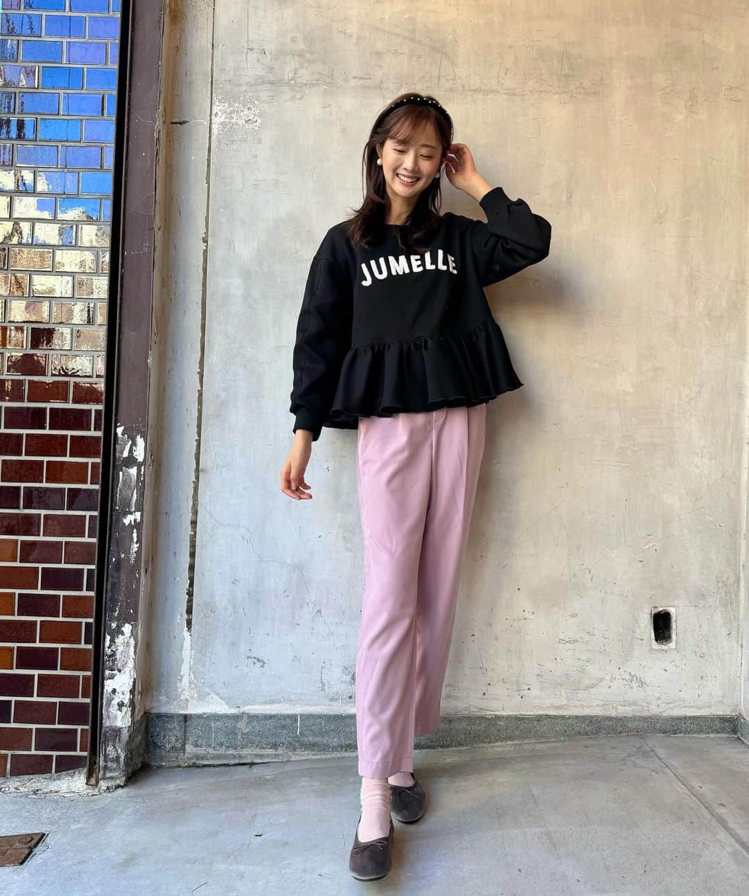 熊江琉唯さんのインスタグラム写真 - (熊江琉唯Instagram)「昨日のカフェコーデ☕️  フリルついてるトレーナーが可愛くて🫣 ピンクのパンツと合わせて大人フェミニンに🫶  黒だと甘くなりすぎないよ🖤  #提供 #jumelle #fashion #ootd #outfit #冬コーデ #私服 #コーデ #ファッション #大人かわいい #フェミニン #フェミニンコーデ #カフェ巡り #高身長コーデ」11月21日 22時08分 - ruikumae