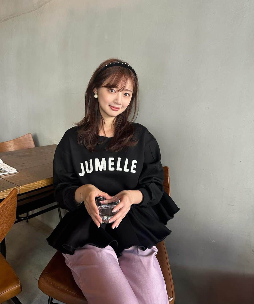 熊江琉唯さんのインスタグラム写真 - (熊江琉唯Instagram)「昨日のカフェコーデ☕️  フリルついてるトレーナーが可愛くて🫣 ピンクのパンツと合わせて大人フェミニンに🫶  黒だと甘くなりすぎないよ🖤  #提供 #jumelle #fashion #ootd #outfit #冬コーデ #私服 #コーデ #ファッション #大人かわいい #フェミニン #フェミニンコーデ #カフェ巡り #高身長コーデ」11月21日 22時08分 - ruikumae