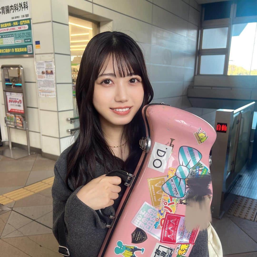 西嶋菜々子さんのインスタグラム写真 - (西嶋菜々子Instagram)「音大生の電車通学🚃🎺  (うそです4月卒業しました音大生でもないです音楽学部です)」11月21日 22時11分 - nanako_nishijima