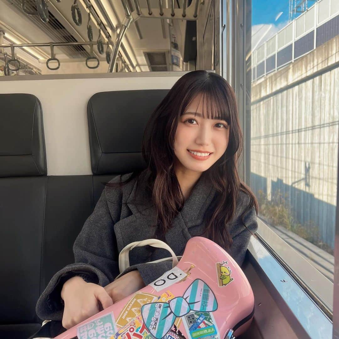 西嶋菜々子さんのインスタグラム写真 - (西嶋菜々子Instagram)「音大生の電車通学🚃🎺  (うそです4月卒業しました音大生でもないです音楽学部です)」11月21日 22時11分 - nanako_nishijima