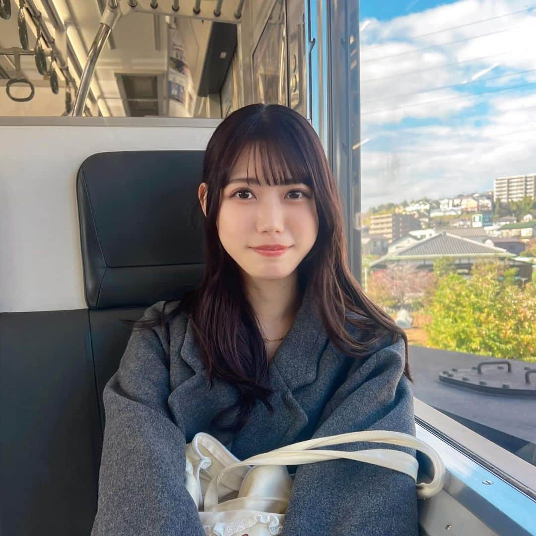 西嶋菜々子のインスタグラム：「音大生の電車通学🚃🎺  (うそです4月卒業しました音大生でもないです音楽学部です)」