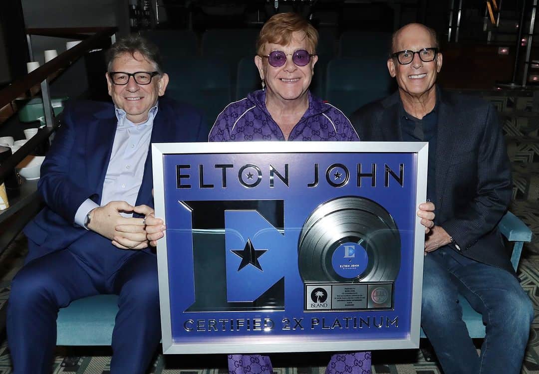 エルトン・ジョンのインスタグラム：「‼️🤩2 MILLION COPIES OF DIAMONDS SOLD IN THE US🤩‼️  My huge thanks goes to @riaa_awards for the certification, to Sir Lucian Grainge, Bruce and all of those at UMG and UME for your continued support of my music, and of course to all the fans who continue to love and listen to the tracks. I love you all!」