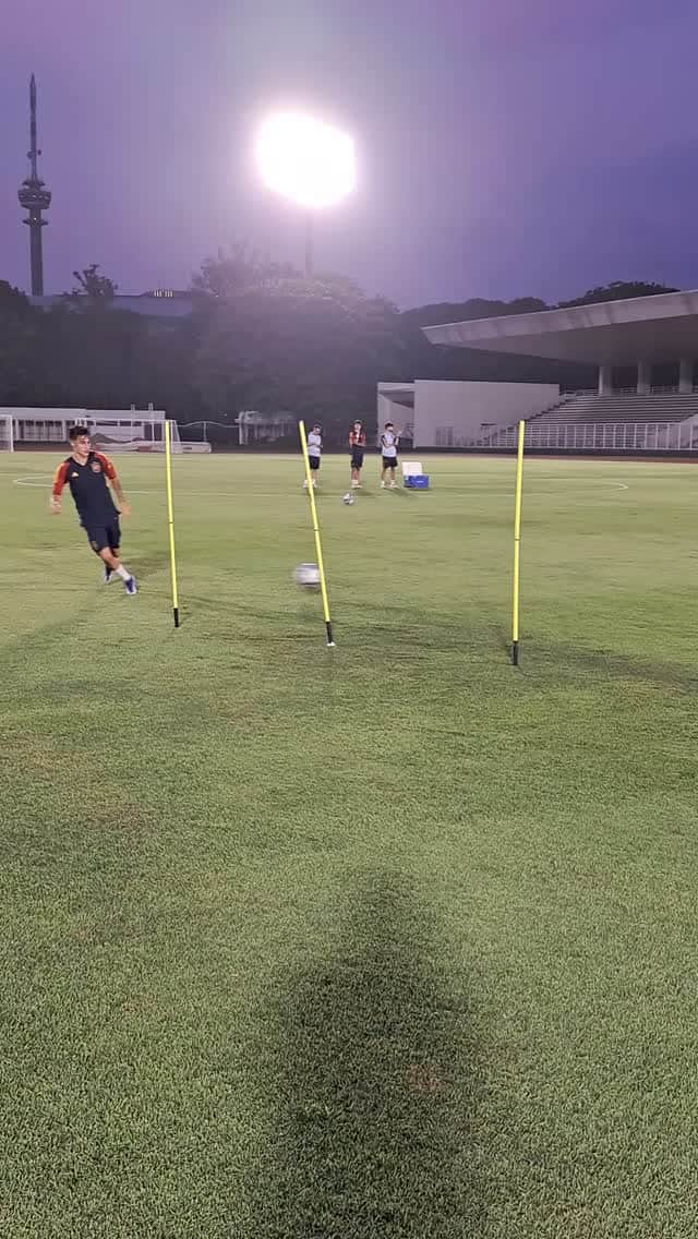 サッカー スペイン代表チームのインスタグラム：「😜 Estos chavales solo saben marcar golazos  🔝 @robertomartin_10 y @peiohuesta_ se quedaron a gusto en el entrenamiento de hoy   #U17WC」