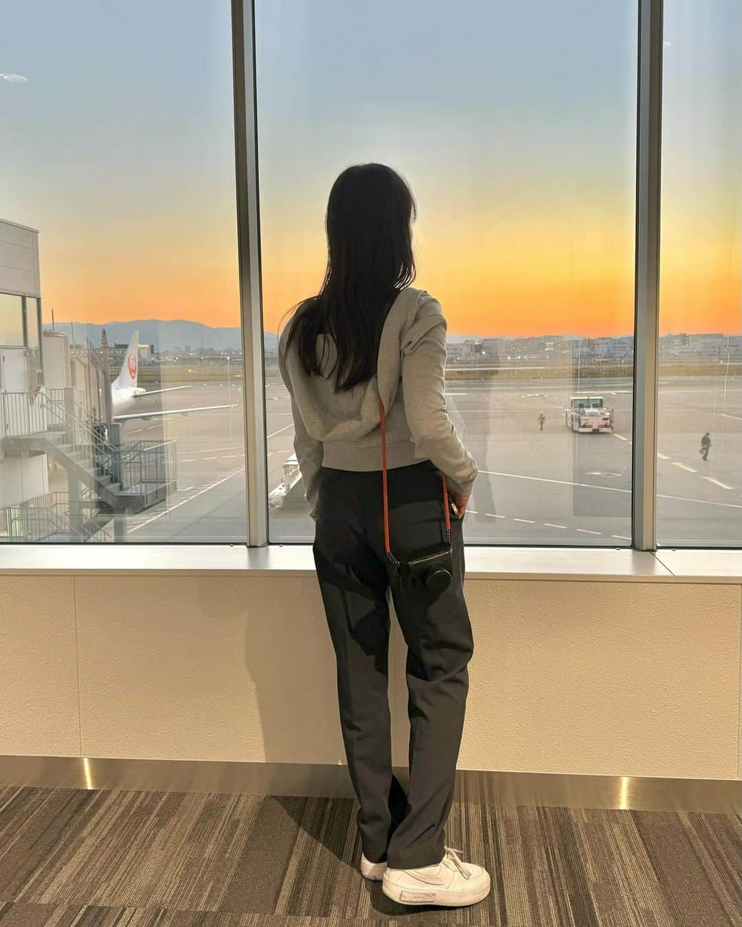 鹿野悠さんのインスタグラム写真 - (鹿野悠Instagram)「☁️✈️🫧 @harukano1204  . グレーコーデの日🩶 . E&C closet @e.ccloset の ワンタックハイウエストパンツ、 脚長効果すごい . 腰周りもスッキリしてて 丈もちゃんと長くて高身長でも キレイに履ける (UNIQLOでいつも丈長め買う民) . 履き心地良いから移動着もいけるし、 キレイめもカジュアルもいけるので 本当に使いやすい🫶 . 168cm Sサイズです◎ . . .  #PR  #eccloset #シンプルコーデ＃大人カジュアルコーデ  #モノトーンコーデ #きれいめカジュアル  #キレイめカジュアル  #ワントーンコーデ  #空港ファッション  #ootd  #ootdfashion  #骨格ウェーブ  #骨格ウェーブコーデ  #高身長コーデ  #高身長女子  #高身長女子コーデ #168cmコーデ  #グレーコーデ  #ブルベ冬  #ブルベ夏  #ブルベ冬コーデ  #ブルベ夏コーデ  #ブルベ  #顔タイプエレガント」11月21日 22時12分 - harukano1204