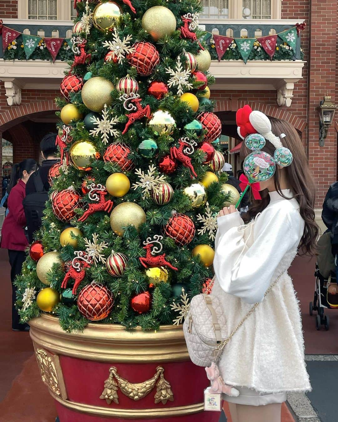 夏目一花さんのインスタグラム写真 - (夏目一花Instagram)「クリスマスディズニー🎄✨  双子コーデしてネイルも似てる感じにしたんだ〜  #ディズニーコーデ #ディズニー #ディズニーランド #disney #disneyland #双子コーデ #双子コーデディズニー #シミラールック #お揃い #おそろコーデ #クリスマスディズニー」11月21日 22時13分 - natsume_me__