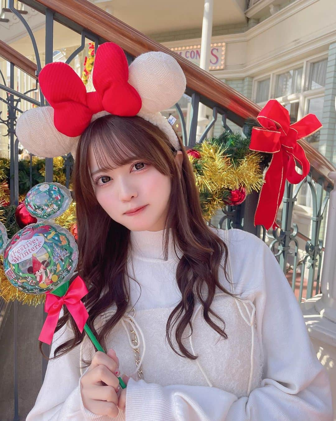 夏目一花のインスタグラム：「クリスマスディズニー🎄✨  双子コーデしてネイルも似てる感じにしたんだ〜  #ディズニーコーデ #ディズニー #ディズニーランド #disney #disneyland #双子コーデ #双子コーデディズニー #シミラールック #お揃い #おそろコーデ #クリスマスディズニー」