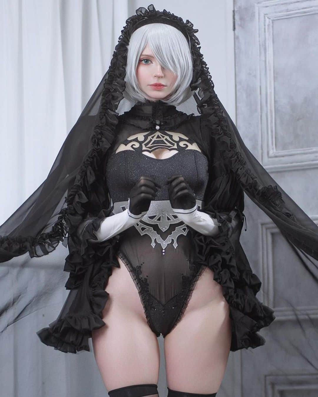 ソフィーさんのインスタグラム写真 - (ソフィーInstagram)「「 NieR:Automata 」  2B - Bride Ver.  Fingers crossed Instagram won’t get angry at me for this one 🥲  Free the thighs Zuckerberg!   Cosplay made by @shalizaa_clothing   #cosplay #2b」11月21日 22時13分 - peachmilky_