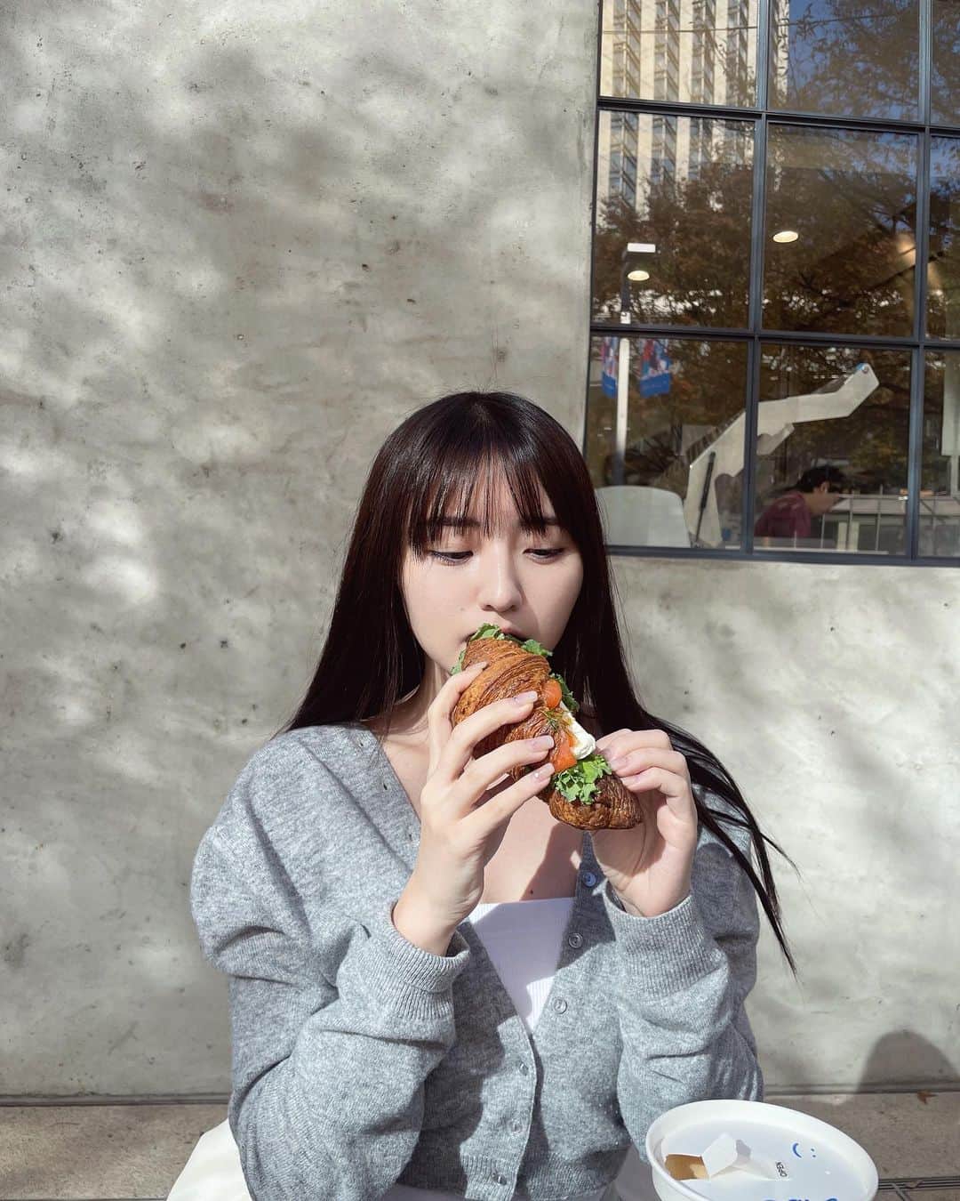 萩原うららのインスタグラム：「今日天気良くて過ごしやすかった🥙🤍  #韓国コーデ#秋服#冬服#秋コーデ#冬コーデ#カーディガン#韓国購入品#購入品#コーデ紹介#六本木カフェ#カフェランチ」