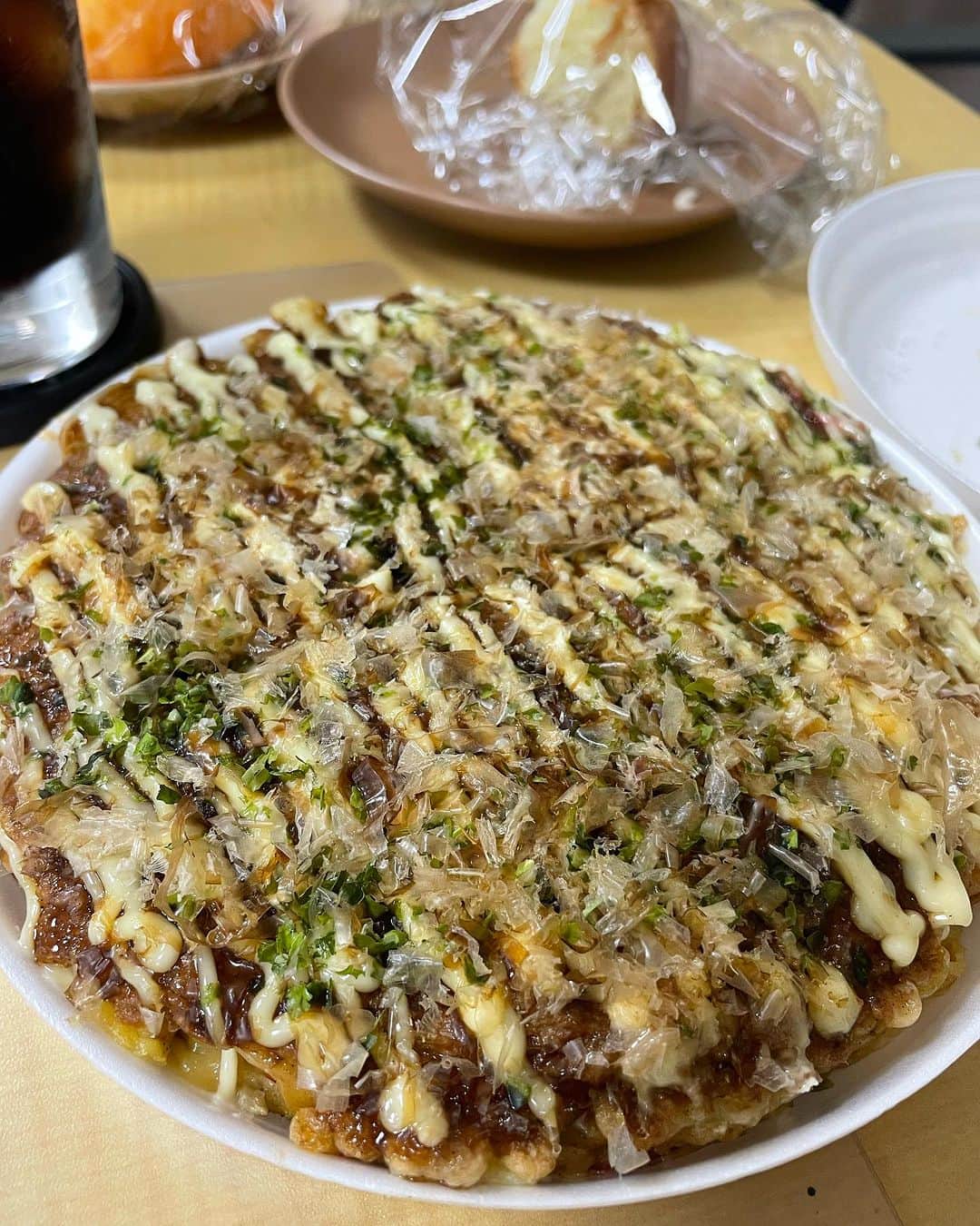 飯島直子のインスタグラム：「こんばんは^ - ^♪  帰宅がおそく、こんな時間になってしまいました  今日は姉と雑務処理をしに会社へ  なんやかんやとやっていたら  まさかの柳沢パイセンがお好み焼きと焼きそばの 差し入れに^_^  道中で一通りネタを披露し足早に去っていきました  やさしい人です^_^  姉はよほどお腹が空いていたのか箸を逆さにもち 食べ切るまで気づきませんでした  食べにくかったでしょう  その後は姉のひとり舞台  みんなを巻き込み不思議な世界へ連れていってました^ - ^  一件落着  19.20日のへんじすこしです＾＾  kerokero9563_55？56才誕生日おめでとう♪ 今の楽しみ推し活コンサート♪いいね♪若返る^ ^ 体調はどうかな^ - ^健康に気をつけステキな一年になりますように♪  典子52才誕生日おめでとう♪健康第一だね^ - ^ 元気に復活してきてよかった^ - ^これからも体調に気をつけ健康で良い一年にしてね♪  nanchengyoshimi64才誕生日おめでとう♪ 入退院繰り返し…今は体調どうかな… カラダ大事にしてね(*´-`)寒くなるから体調に十分気をつけてね、良い一年になりますように(*´-`)  rie_smile43才誕生日おめでとう♪高齢の母と2人で病気等…励まし合い…支え合ってステキな親子関係だね(*´-`)そして頼れる友人もいてよかった^ - ^ 困ったときは右みて左みて…必ず助けてくれるひといるからね、あなたもお母さんも良い一年になりますように♪  みんなの日記拝読中なうです^ - ^  おそくなりそうなのでへんじ明日させてね  今日も一日お疲れさまでした  ゆっくり眠れますように  みんな、いい夢みろよ  おやすみなさい( ´ ▽ ` )ﾉ♡  また明日♡♡」