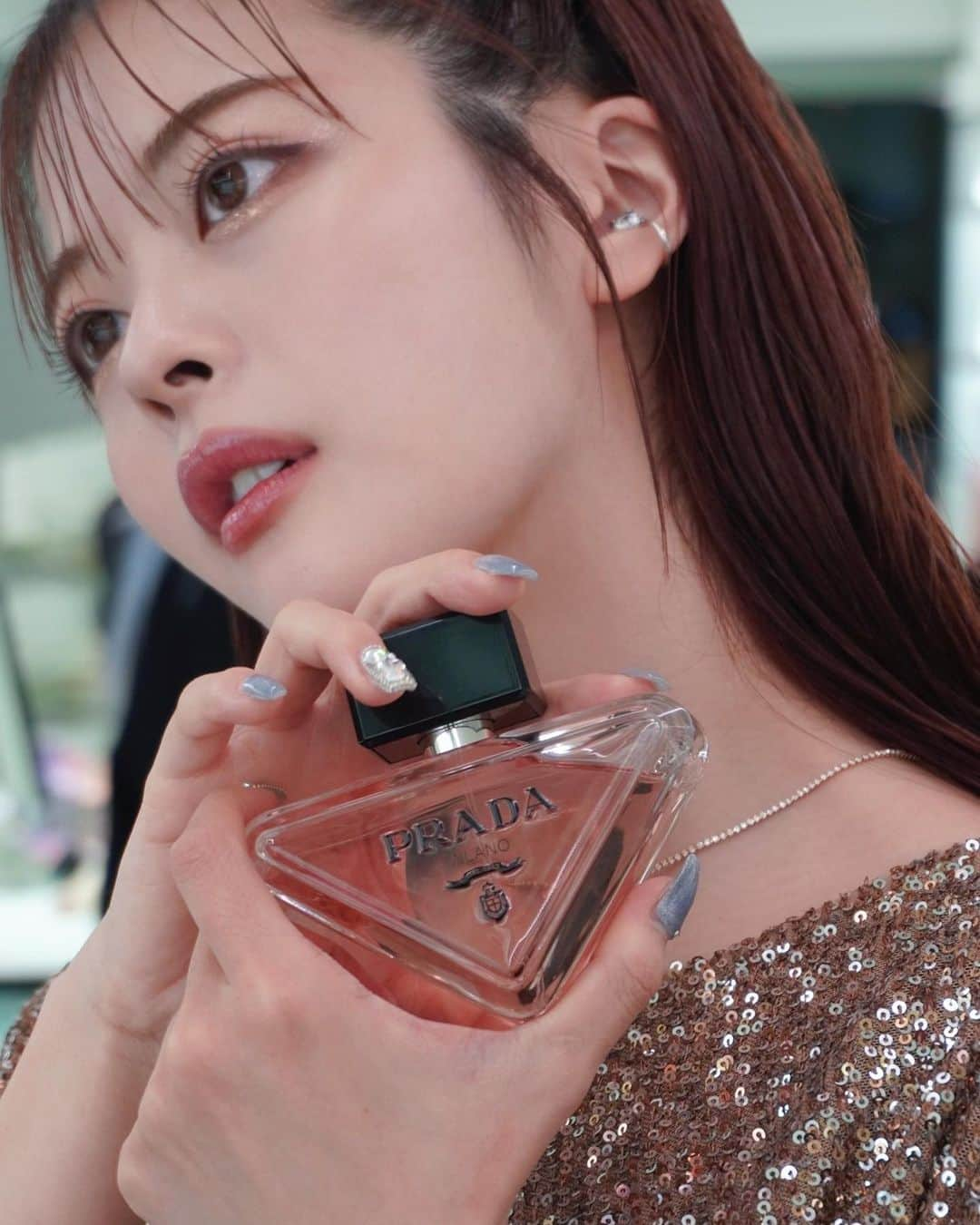 牛江桃子（ももち）さんのインスタグラム写真 - (牛江桃子（ももち）Instagram)「@prada PRADA BEAUTY TOKYOへご招待して頂きました🎀 ⁡ ⁡ 明日11/22(水)からOPENする中、一足お先に。♡ ⁡ 手元に持っているのは、“ PRADA PARADOXE ” という新アイコンフレグランス。老若男女問わず誰もが心地良い気分になれるような､凄く素敵な香りでした♡ ⁡ アクセサリー感覚で持ち運びたくなるようなデザインも魅力的。私はお家のインテリアとして飾っていたいな🧸 ⁡ 表参道付近に行く機会ある子は是非立ち寄ってみて！店内も凄く可愛くて楽しかったよ〜☺️♡！ ⁡ ⁡ 📍東京都渋谷区神宮前5-12-1 ⁡ #PR #prada #PradaParadoxe #PradaBeauty #プラダパラドックス」11月21日 22時23分 - momochi.661