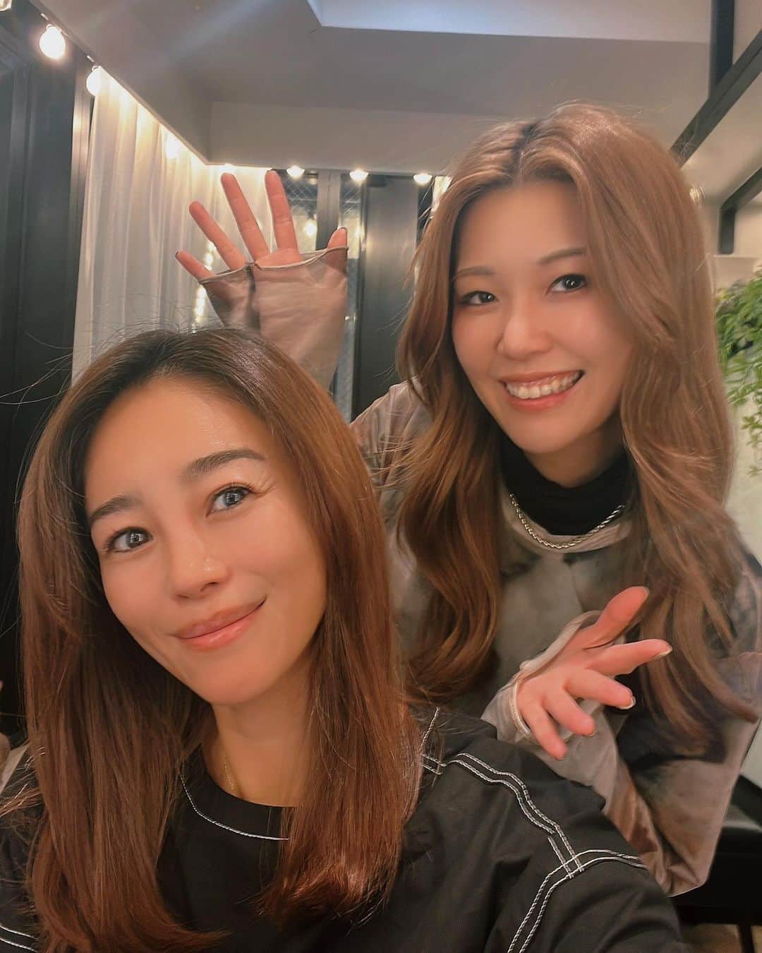 大桑マイミのインスタグラム：「癒しのhair salon へ行ってきました。 @rrsalon.aoyama   お初！enimシリカ頭浸浴  至福の五分間。水流の音が心地よくてあー気持ちよかった。 そしてAOYAMA R.has XE treatment+水素3倍💦🤲 トリートメント　& ハイドレイドを当てていただいた🤲最高すぎるフルコース。  髪の毛イキイキー！髪の毛柔らかくなってサッラサラで ふっわふわ〜感動🥺しました。  ハイドレイドは髪の毛だけではなく頭皮の乾燥やダメージを軽減してくれて髪と地肌の潤いを促してくれるもので これからの季節に更にぴったり。 ライトの色も選べるよ。 気分はパープル💜 しかし…私頭ゴリゴリ〜だったーーーー。🌀🌀 @chisaki_inoue  さんのハンドマッサージで頭スッキリ目もらくに。 私の今の状態に合うトリートメントを調合してくれて こんな綺麗な髪にしてくれました。  サラっサラだから無駄に頭ふりたくなるし〜髪をかきあげたくなるw 最近は短くしたいなーって思ってたけど、 このまま髪の毛を綺麗に伸ばすこと決めた☺️  @rrsalon_ @rrsalon.aoyama @chisaki_inoue  #rrsalon#enim」