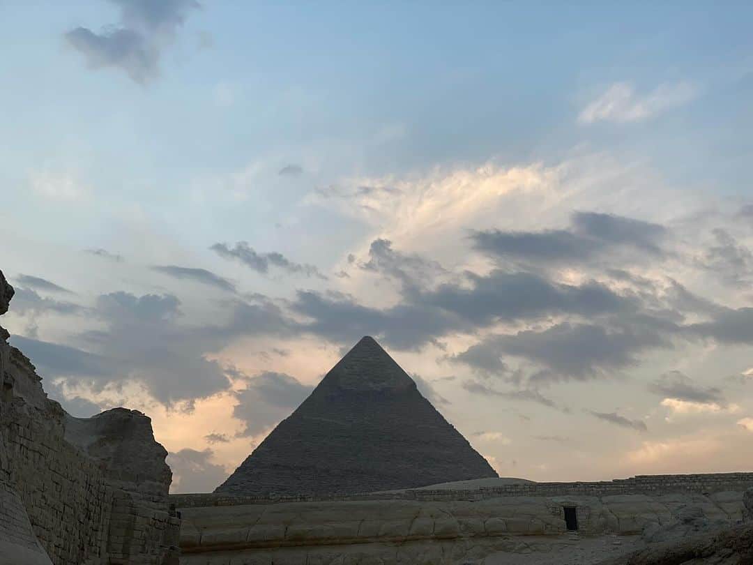青山有紀さんのインスタグラム写真 - (青山有紀Instagram)「実際のスケール感が写真では伝えられないのだけど、この超巨大な建造物が一枚岩で出来てるとは！ 17000〜18000年前に作られたらしく、港が見つかってるのでまわりは海だったのでは？という見解も。スフィンクスはギザの3大ピラミッドの近くにあり、初日に行った階段式ピラミッドからの距離は約36キロ。表からは見えないけど、地下都市で全部繋がってるんですよー！すごすぎ！！ 何に使われてたのか謎だらけのスフィンクスですが、ほんとに行けてよかった💛✨ #図書館？ #ピラミッドの先から光が出てたけどうまく撮れず✨」11月21日 22時20分 - yukiaoya