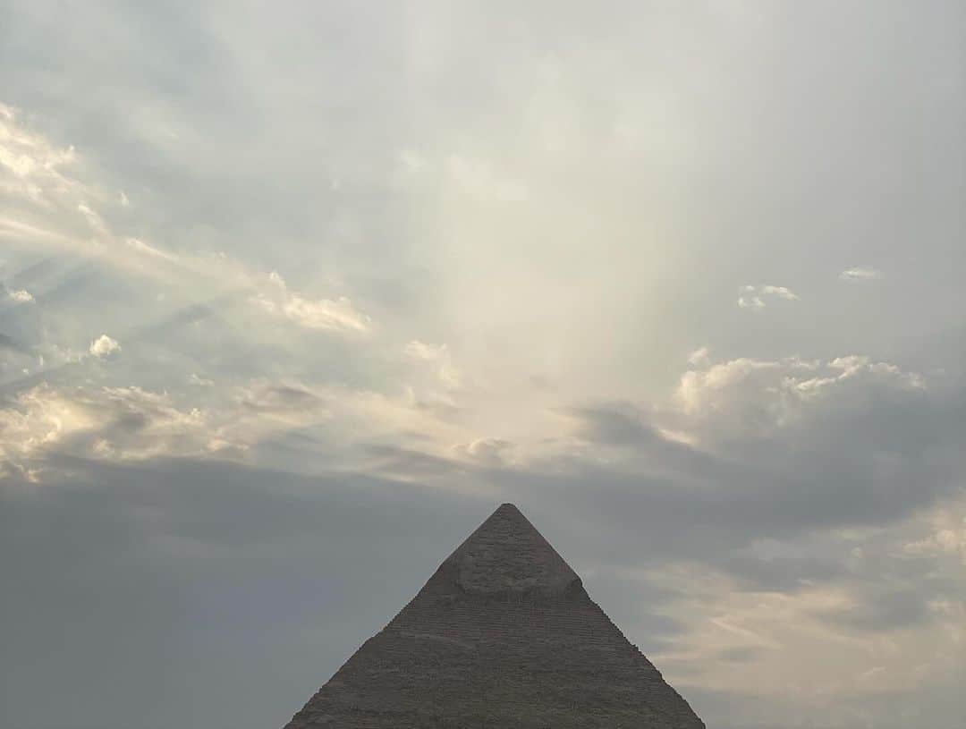 青山有紀さんのインスタグラム写真 - (青山有紀Instagram)「実際のスケール感が写真では伝えられないのだけど、この超巨大な建造物が一枚岩で出来てるとは！ 17000〜18000年前に作られたらしく、港が見つかってるのでまわりは海だったのでは？という見解も。スフィンクスはギザの3大ピラミッドの近くにあり、初日に行った階段式ピラミッドからの距離は約36キロ。表からは見えないけど、地下都市で全部繋がってるんですよー！すごすぎ！！ 何に使われてたのか謎だらけのスフィンクスですが、ほんとに行けてよかった💛✨ #図書館？ #ピラミッドの先から光が出てたけどうまく撮れず✨」11月21日 22時20分 - yukiaoya