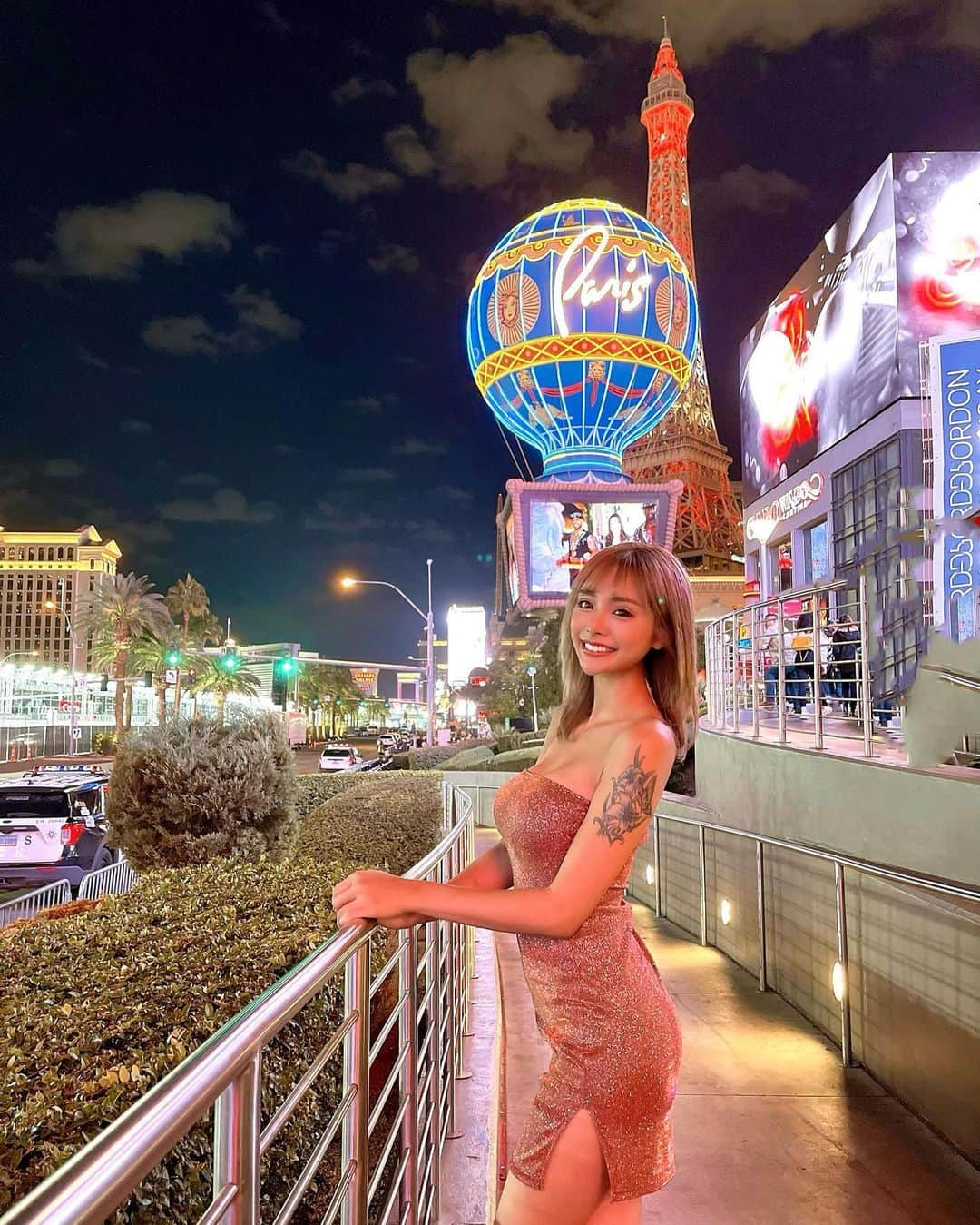 marinのインスタグラム：「Las Vegas👑🎆🎉🎈💜🃏 It was a wonderful city.🇺🇸💥 キラキラな世界🌍 ディズニーみたいで夢の国だった🤭 夜は寒くて乾燥しまくったけど😭 幸せすぎる顔してる😝✨ また行きたいな💎 #ラスベガス #lasvegas #wonderful」