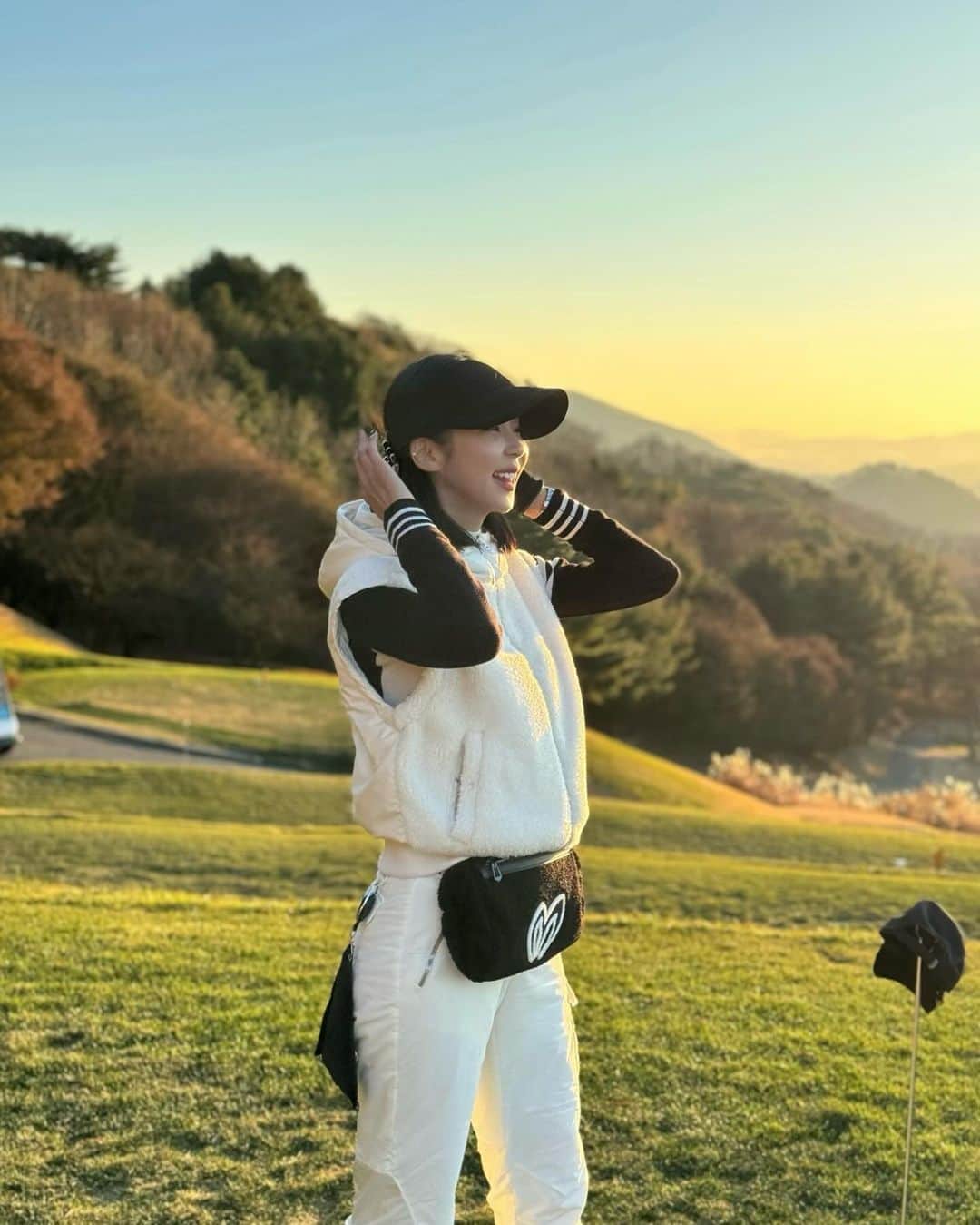 ジェギョンさんのインスタグラム写真 - (ジェギョンInstagram)「나..그냥.. 이바지.. 골프백에넣어두고다니려구🩵 세상따뜻하구 어제.나는.... 벙신을모셨어ㅋㅋㅋ 스윙은개판이지만 혼자세상신났으니👍🏼  #마스터바니에디션」11月21日 22時22分 - f1_0919