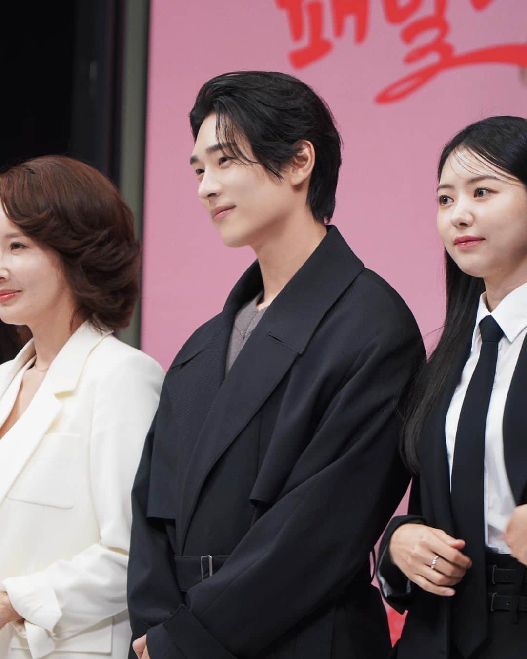 イ・ドギョムのインスタグラム：「여름에서 가을 이제는 겨울. 지치지말고 파이팅 할 수 있다.」