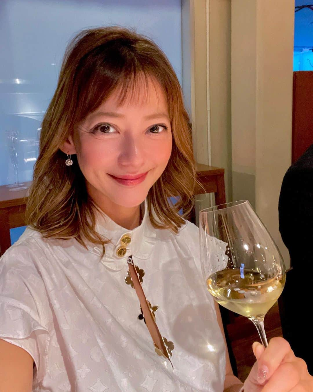 箕輪玖美のインスタグラム：「tacubo🇮🇹🍽️ ・ ・ 毎年恒例この季節の白トリュフ祭り♪ に、主人のご友人夫妻のご結婚祝い😊🥂 お二人の幸せオーラに包まれて、美味しさ倍増のDinnerでした💕 ・ ・ 素敵な奥様と末永くお幸せに〜🥰  #tacubo #代官山グルメ #予約困難店 #グルメ #食いしん坊 #美味しいもの好きな人と繋がりたい #instagourmet #箕輪玖美」