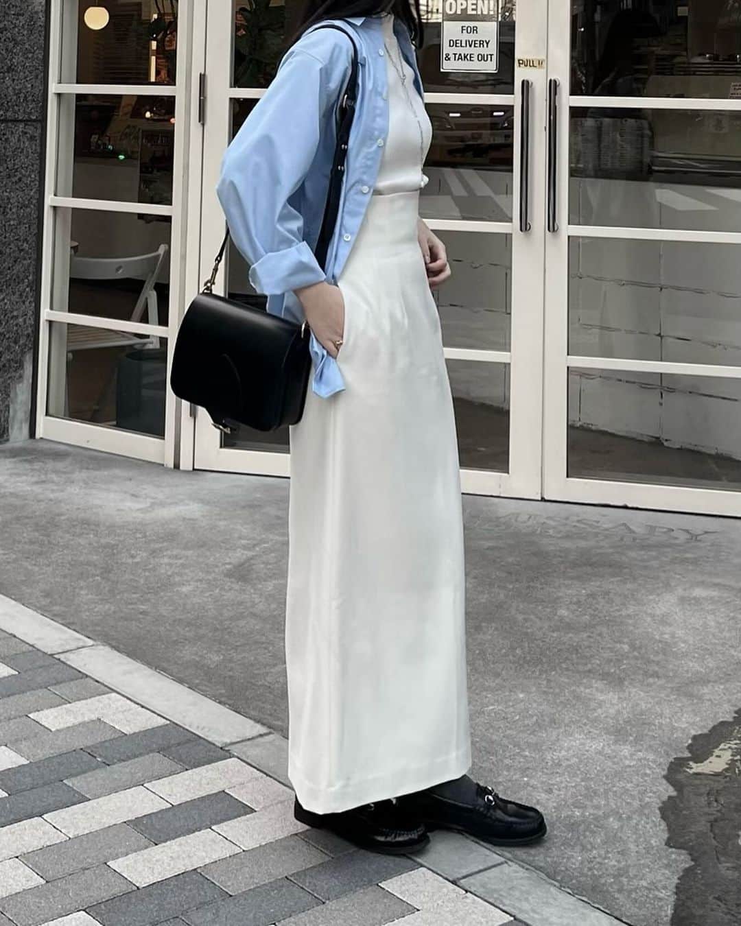 大園桃子さんのインスタグラム写真 - (大園桃子Instagram)「⁡ ⁡ 最近は寒くなってきて 外出が楽しくなってきました🌒🎧 ⁡ 11/24販売予定のhigh waist tight skirt この日はメンズアイテムのシャツを合わせてます！ ⁡」11月21日 22時32分 - o.momoko_official