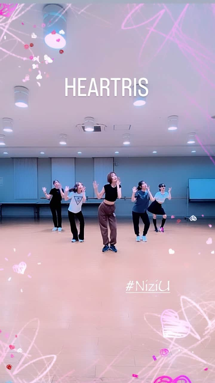 大凪真生のインスタグラム：「NiziU 「HEARTRIS」サビ踊りました。  手の動きが非常に難しい🤨 ややこしいし速いし...  これを歌ありで踊ってると思うだけでNiziUが凄いと思う👏👏👏  90分のレッスンではみんな満足できるところまで持って行けず結局120分でやりました💦💦  振りを追えるだけでもかなり満足感を得られますよ🉐  #大凪真生 #kpop #dance #niziu  #heartris  #宝塚og #reels  #reelsinstagram」