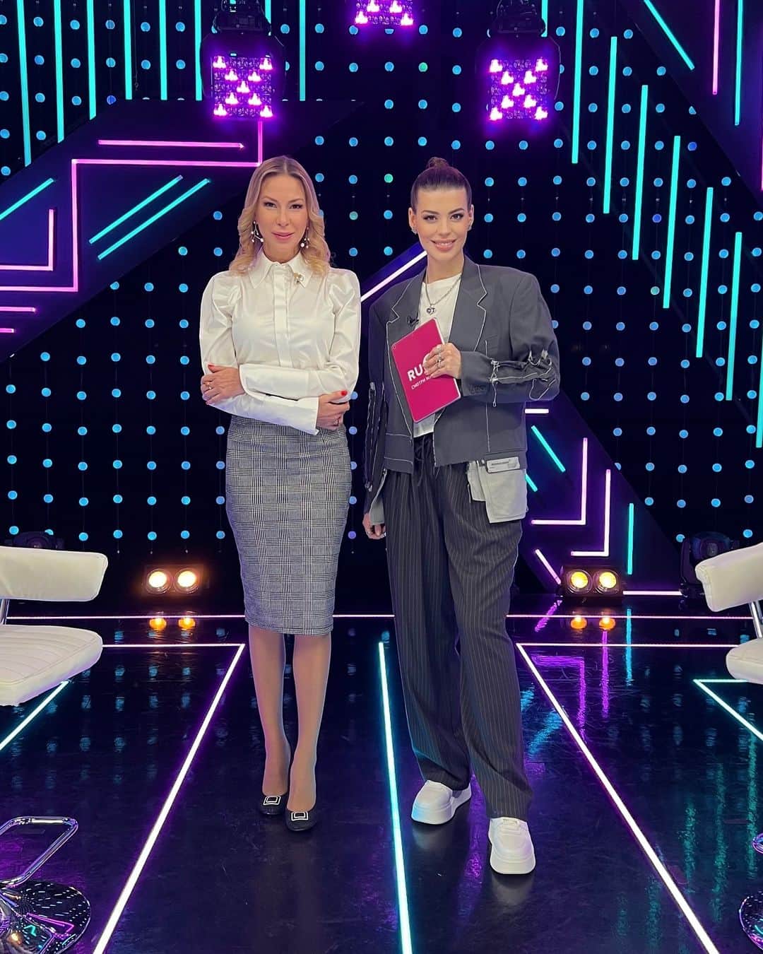 RU.TVのインスタグラム：「Включайте RU.TV, чтобы быть в «Теме»!  В гостях у Наталии Артемьевой сегодня Елена Лисовская - блогер, член жюри 2 сезона бизнес-реалити «Сверхновая» 🩷  Задавайте свои вопросы, самые интересные озвучим в прямом эфире 😍  За обувь ведущей благодарим @rendezvousrussia」