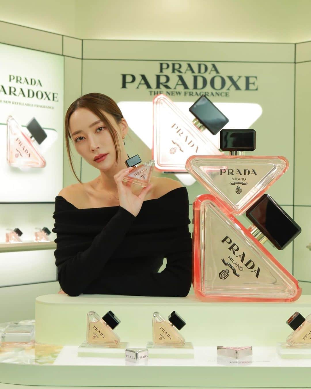 中島ケイカさんのインスタグラム写真 - (中島ケイカInstagram)「@pradabeauty  が明日11\22(水)表参道にポップアップストアをオープン！✨ アクセサリーのように持ち運びたくなるアイコニックなデザインの PRADAのフレグランス✨パラドックス🤍  ストア限定でフレグランスを購入いただいた方は プラダ ファッションのパターンを UVプリンターで印刷してもらえるよ✨😍 私もデザインしてもらったよ🪄  ギフトにも自分へのプレゼントにもぴったり✨  ぜひ遊びに行ってみてください🖤  #pr  #prada #PradaParadoxe #PradaBeauty #プラダパラドックス」11月21日 22時26分 - kathy_tan529