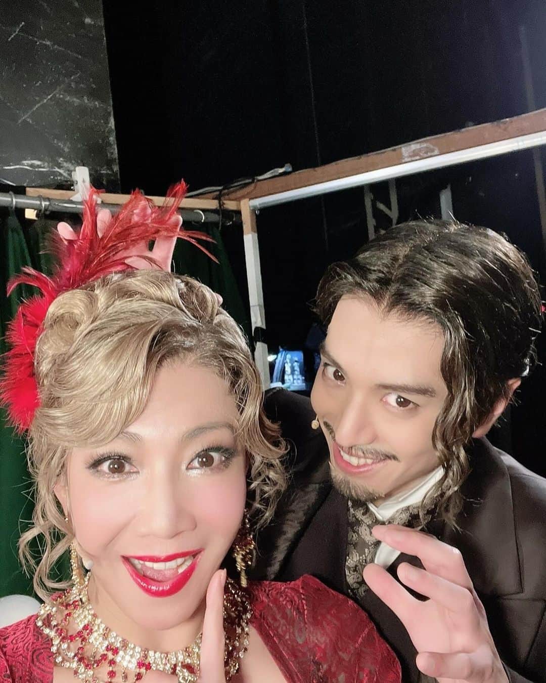 黒羽麻璃央のインスタグラム：「#LUPIN 本日もありがとうございました！！  今日はちえさんと写真撮って頂きました。 嬉しいなー！ うっ、うわぁぁぁい！  そして、なっちゃんハンバーグ弁当差し入れありがとうよーー！ 美味しゅうございました。夜仕事あったもんで元気になりました。 うっ、うわぁぁぁい！  そして今日久しぶりに相方のビューティーさんにお会いました。 相変わらず美しいもんで視力0.3あがりました。 うっ、うわぁぁあい！  明日もよろしくお願い致します🙇 うっ、うわぁぁあい！」