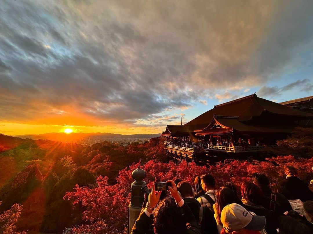 山本梓衣菜さんのインスタグラム写真 - (山本梓衣菜Instagram)「..  今年は絶対に京都の紅葉みにいこうね🍁と決めて京都へ。 すこーし早かったのだけど夕暮れの時間に行ったら夕陽で真っ赤で、素敵だった〜🥹🫶🏻  よく考えると、今年3度目の京都(笑) 京都に行く時は割と私の転機が訪れるきがする🏯  2枚目無加工！ iPhone15 pro maxしゅご😇  #京都#清水寺#紅葉スポット」11月21日 22時26分 - shiina_yamamoto