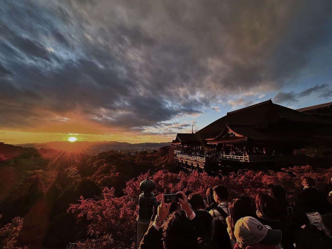 山本梓衣菜のインスタグラム：「..  今年は絶対に京都の紅葉みにいこうね🍁と決めて京都へ。 すこーし早かったのだけど夕暮れの時間に行ったら夕陽で真っ赤で、素敵だった〜🥹🫶🏻  よく考えると、今年3度目の京都(笑) 京都に行く時は割と私の転機が訪れるきがする🏯  2枚目無加工！ iPhone15 pro maxしゅご😇  #京都#清水寺#紅葉スポット」