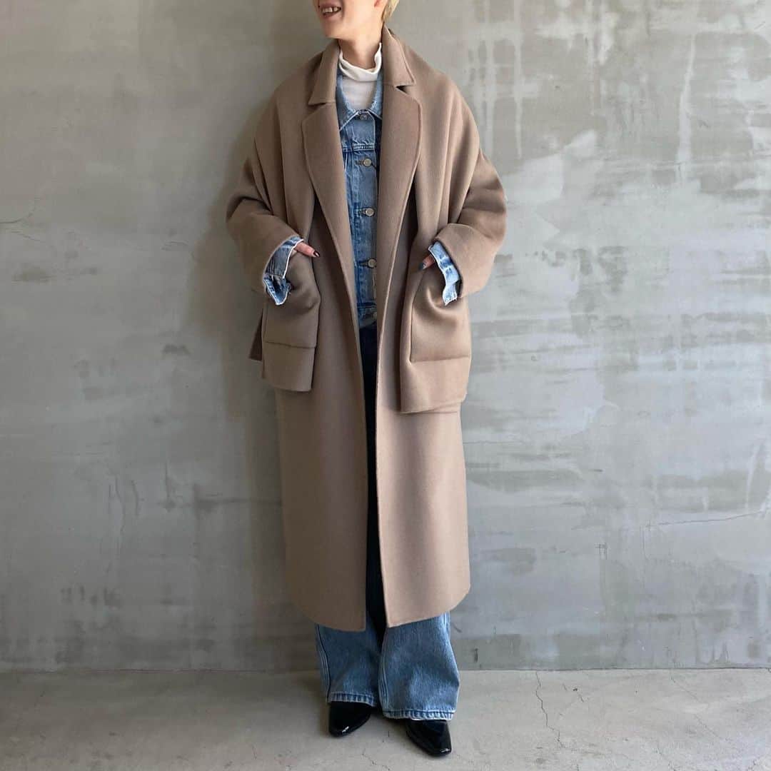 エリオポールさんのインスタグラム写真 - (エリオポールInstagram)「2023 Winter Collection  DOUBLE FACE COAT WITH STOLE  79.200yen / HÉLIOPÔLE   Ref: 23003064021HN Color: Ivory. Greige Size: 36. 38  下記店舗にてお電話での通販を承っております。  HELIOPOLE代官山店  03 3770 6438  HELIOPOLE 札幌店  011 209 5455  @heliopole_official #HELIOPOLE  #エリオポール」11月21日 22時27分 - heliopole_official