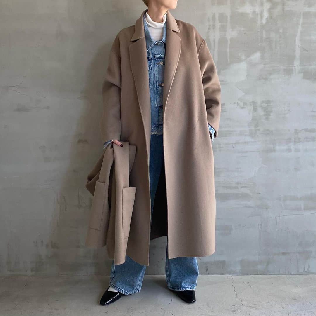 エリオポールさんのインスタグラム写真 - (エリオポールInstagram)「2023 Winter Collection  DOUBLE FACE COAT WITH STOLE  79.200yen / HÉLIOPÔLE   Ref: 23003064021HN Color: Ivory. Greige Size: 36. 38  下記店舗にてお電話での通販を承っております。  HELIOPOLE代官山店  03 3770 6438  HELIOPOLE 札幌店  011 209 5455  @heliopole_official #HELIOPOLE  #エリオポール」11月21日 22時27分 - heliopole_official