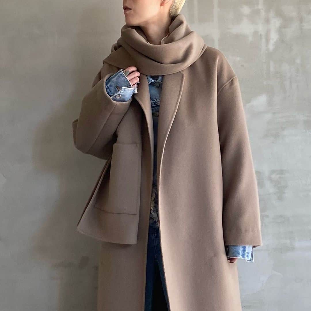 エリオポールさんのインスタグラム写真 - (エリオポールInstagram)「2023 Winter Collection  DOUBLE FACE COAT WITH STOLE  79.200yen / HÉLIOPÔLE   Ref: 23003064021HN Color: Ivory. Greige Size: 36. 38  下記店舗にてお電話での通販を承っております。  HELIOPOLE代官山店  03 3770 6438  HELIOPOLE 札幌店  011 209 5455  @heliopole_official #HELIOPOLE  #エリオポール」11月21日 22時27分 - heliopole_official
