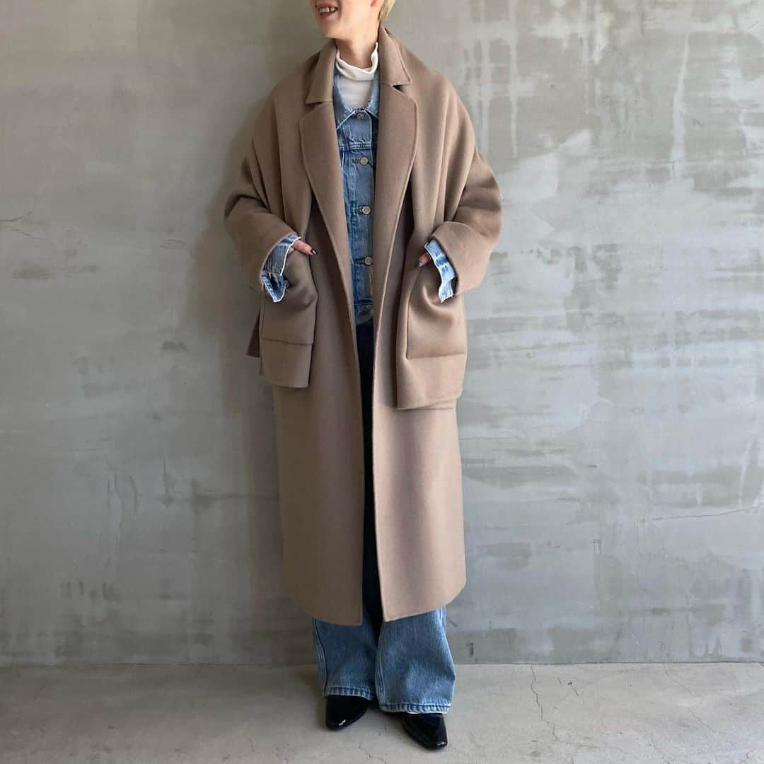 エリオポールのインスタグラム：「2023 Winter Collection  DOUBLE FACE COAT WITH STOLE  79.200yen / HÉLIOPÔLE   Ref: 23003064021HN Color: Ivory. Greige Size: 36. 38  下記店舗にてお電話での通販を承っております。  HELIOPOLE代官山店  03 3770 6438  HELIOPOLE 札幌店  011 209 5455  @heliopole_official #HELIOPOLE  #エリオポール」