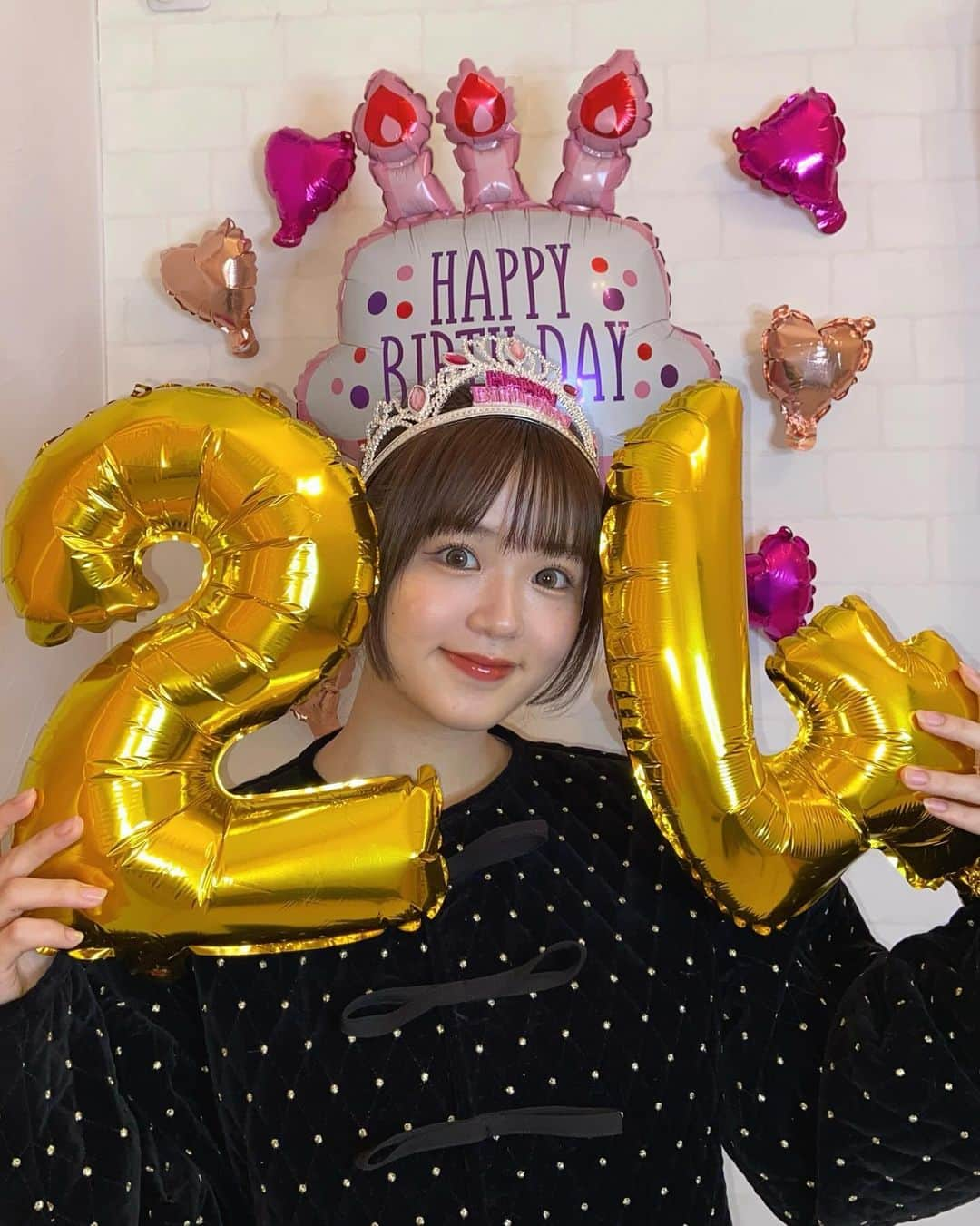 中村真凜さんのインスタグラム写真 - (中村真凜Instagram)「２４歳になりました🥹🎂！！ 沢山のお祝いメッセージありがとうっっ🫶🏻" ・ ２３歳は自分にとって再スタートで新しい出会いが 沢山あったな〜💭出会ってくれた方に感謝です（；＿；）！ ２４歳も自分のペースでコツコツ楽しんで 色んなことに挑戦して成長していきたいです😌✨ ・ 今後ともめろを宜しくお願い致します🙇🏻‍♀️💞」11月21日 22時27分 - marimero1121